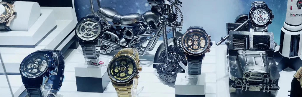 What machinery do Naviforce watches use?